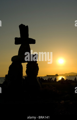 Inukshuk Skulptur bei Sonnenuntergang, English Bay, Vancouver Stockfoto