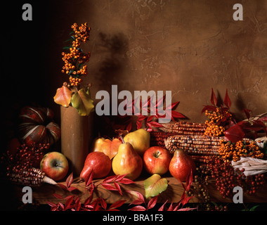 ERNTE STILLLEBEN HERBSTLAUB OBST UND GEMÜSE Stockfoto