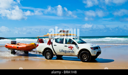 Rettungsschwimmer, die Patrouillen eines Strand bei Mawgan Porth in der Nähe von Newquay in Cornwall Stockfoto
