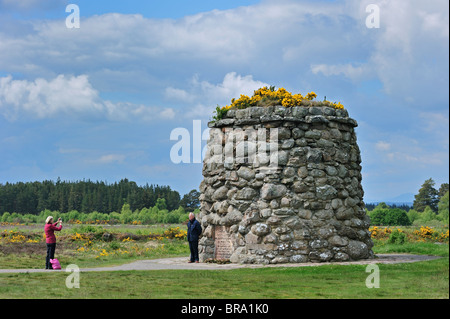 Touristen besuchen das Moor mit seiner Memorial Cairn bei Culloden Battlefield, Schottland, Großbritannien Stockfoto