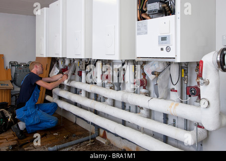 Heizungs- und Sanitär-Techniker testen und Anpassen einer Gasheizung Stockfoto