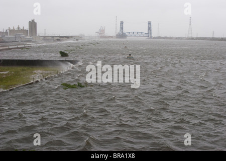 Wasser überragt die Industrial Canal Deiche in New Orleans als Hurrikan Gustav westlich der Stadt verläuft. Stockfoto