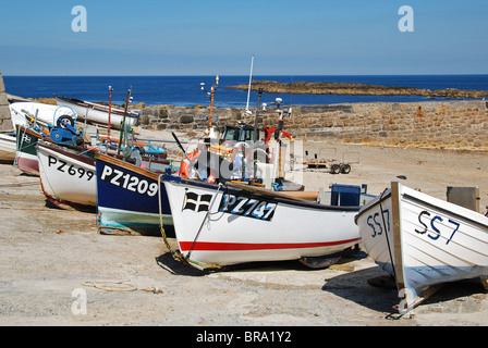 Angelboote/Fischerboote auf der Slipanlage am Hafen von Sennen in Cornwall, Großbritannien Stockfoto