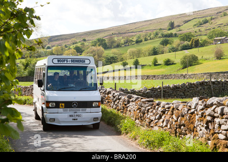 Lokaler, familiengeführter Busverkehr in Dentdale bei Cowgill im Yorkshire Dales National Park, östlich von Dent, Cumbria UK Stockfoto