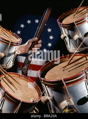 HAND MIT STEINSCHLOSS-PISTOLE MIT KOLONIALEN 13 STERNE FLAGGE DRUMS Stockfoto
