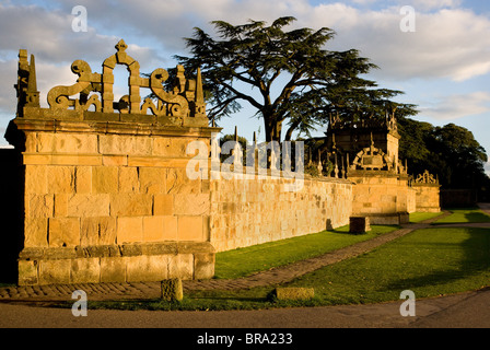 Abend Sonnenlicht wirft einen goldenen Schimmer auf die magnesiumhaltiger Kalkstein der Außenwände von Hardwick Hall in Derbyshire Stockfoto