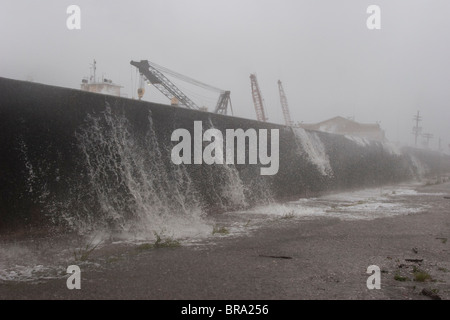 Wasser überragt die Industrial Canal Deiche in New Orleans als Hurrikan Gustav westlich der Stadt verläuft. Stockfoto