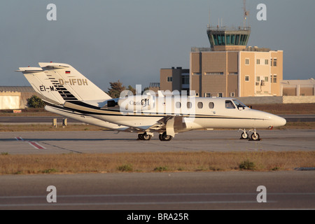 Cessna Citation CJ1 Business Jet Flugzeuge geparkt Seite an Seite in der Nähe der Tower auf dem Internationalen Flughafen in Malta Stockfoto