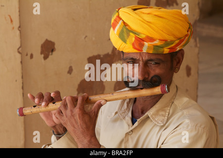 ein Inder mit Turban Hut Flötenspiel Stockfoto