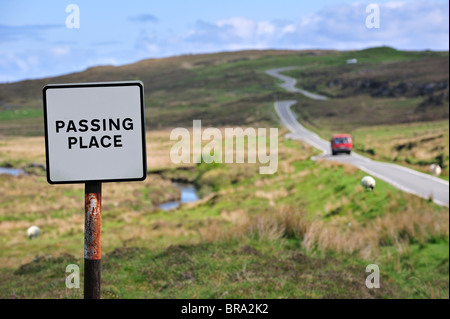 Traffic-Zeichen entlang der einspurigen Straße mit vorbei an Orten auf der Isle Of Skye, Highlands, Schottland, UK Stockfoto