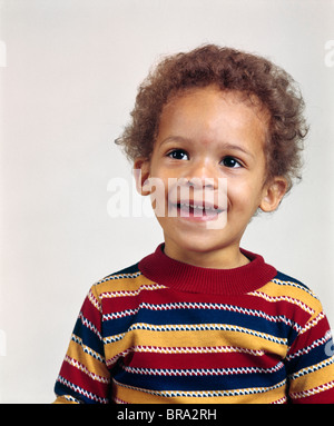 1970ER JAHRE PORTRAIT LÄCHELND AFRO-AMERIKANISCHE KLEINKIND BOY Stockfoto
