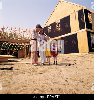 1970ER JAHREN KINDER FAMILIE MUTTER VATER JUNGE MÄDCHEN NEUE HOUSE CONSTRUCTION SITE MANN FRAU PAAR RETRO Stockfoto