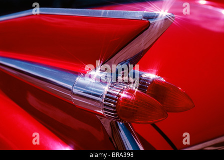 1959 1950S CADILLAC ROTES AUTO KOTFLÜGEL KLASSISCHE ANTIKE AUTOMOBILE Stockfoto