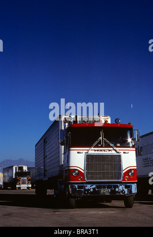 1980ER JAHRE PARKTE MACK TRUCK AM AUTOHOF Stockfoto