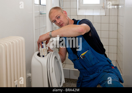Heizungs- und Sanitär-Techniker der Spülkasten Reparatur Stockfoto