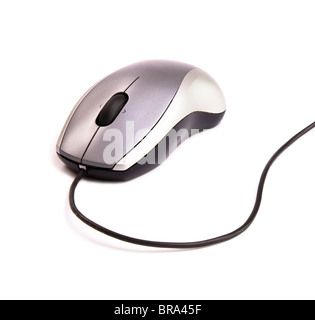 graue Maus mit Kabel auf weißem Hintergrund Stockfoto