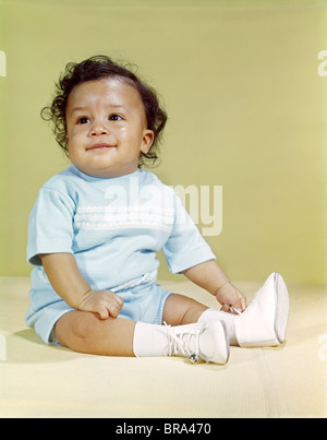 1960ER JAHRE PORTRAIT LÄCHELND AFRICAN-AMERICAN BABY BOY Stockfoto