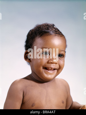1960ER JAHRE PORTRAIT LÄCHELND AFRICAN-AMERICAN BABY BOY Stockfoto