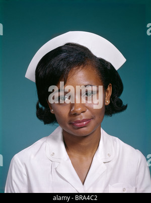 1970 1970S RETRO-FRAU KRANKENSCHWESTER MEDIZINISCHE PORTRAIT Stockfoto