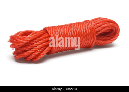 Bündel von roten Nylon-Seil auf weißem Hintergrund Stockfoto