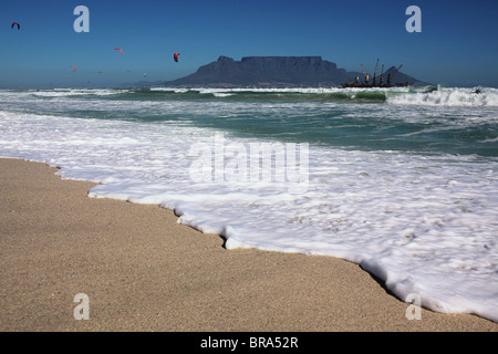 Tafelberg mit einem Schiffbruch und Kite-Surfer im Vordergrund Stockfoto