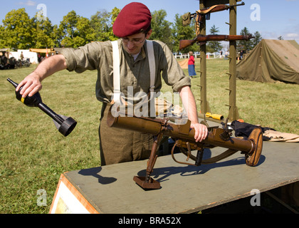 WWII-Ära kanadischen Armee Reenactor zeigt die PIAT Stockfoto