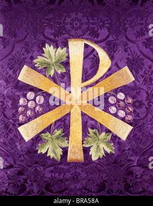 CONSTANTINES KREUZ CHI RHO GESTICKT IN GOLD AUF LILA TUCH SYMBOL FÜR JESUS CHRISTUS Stockfoto