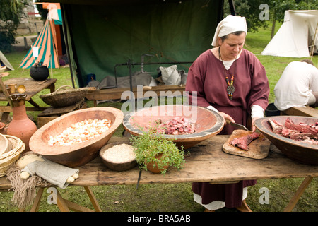 Frau Kochen Reenactment Saxon, Viking, Norman Geschichte, Woodbridge, Suffolk Stockfoto