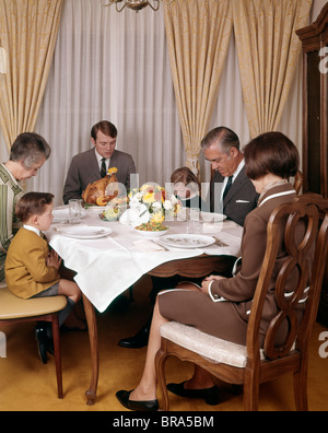 1960S 1970S DREI GENERATION FAMILIE SAGT GRACE GEBET THANKSGIVING-DINNER Stockfoto