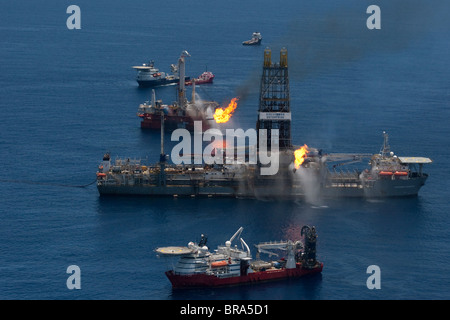 Bohrschiffe auf dem Gelände der BP Deepwater Horizon-Ölkatastrophe im Golf von Mexiko wieder Öl und Gas Fackel. Stockfoto