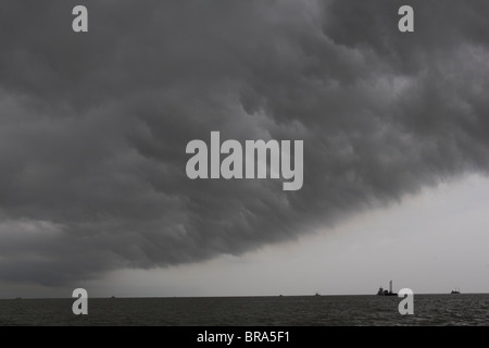 Ein Gewitter über Barratarria Bay, Louisiana, USA Stockfoto