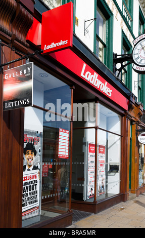 Ladbrokes Wetten Shop, Huddersfield, West Yorkshire, England, UK Stockfoto