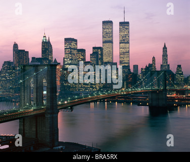 1980 1980S RETRO-NEW YORK NEW YORK DOWNTOWN SKYLINE DER STADT IN DER ABENDDÄMMERUNG Stockfoto