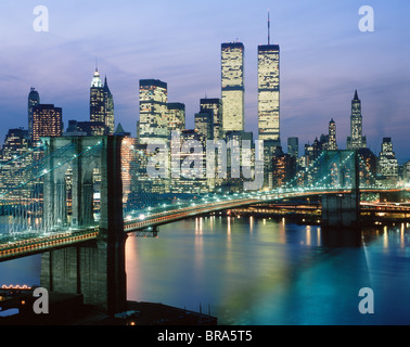 1980 1980S RETRO-NEW YORK NEW YORK DOWNTOWN SKYLINE DER STADT IN DER ABENDDÄMMERUNG Stockfoto