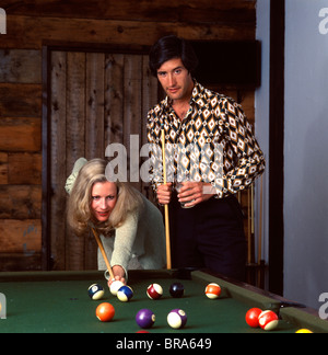 PAAR DATUM MANN FRAU SCHWIMMHALLE 1970S 1970S BILLARD RETRO-SCHIEßEN Stockfoto