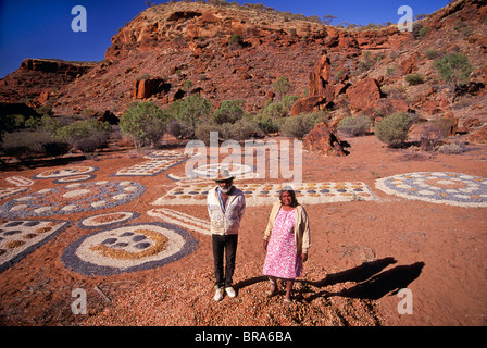 Stammesältesten & Sandmalerei, Ipolera Aborigine-Gemeinde, Zentral-Australien Stockfoto