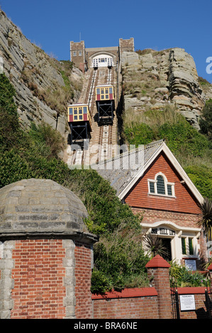 Zwei Wagen geben einander die East Hill Cliff Railway in der alten Stadt von Hastings in East Sussex. Stockfoto