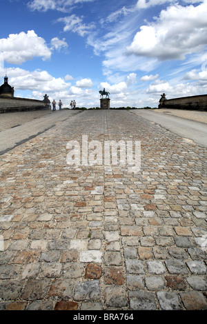 Den Gang mit den Polizisten Terrasse mit der Reiterstatue von Anne Montmorency im Hintergrund. Stockfoto