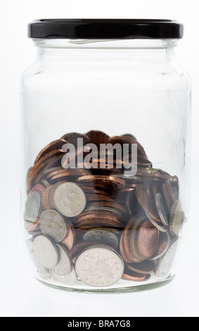 Glas halb voll von gemischten Pfund Sterling und Euro-Münzen in einem alten Glas Stockfoto