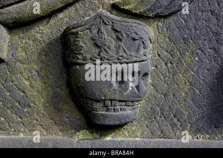 Detail eines Grabsteins zeigt einen gekrönten Todesfälle Kopf Stockfoto