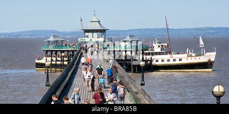 Passagiere aussteigen aus dem MV-Balmoral angedockt am Ende des Piers in Clevedon in Somerset an der Severn-Mündung Stockfoto