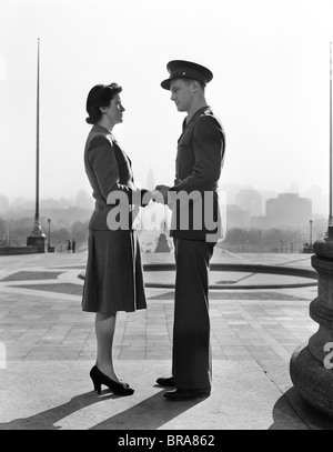 1940ER JAHREN PAAR MANN FRAU HOLDING HÄNDE SCHRITTE PHILADELPHIA KUNSTMUSEUM Stockfoto