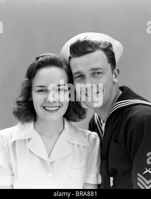 1940ER JAHREN PAAR PORTRAIT NAVY MANN FRAU LÄCHELN Stockfoto