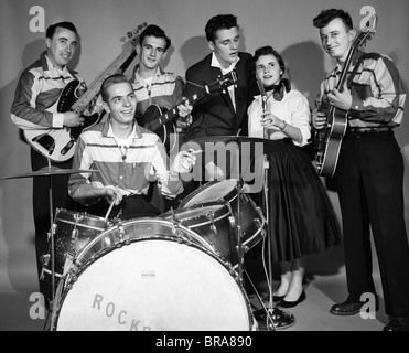 1950ER JAHREN LÄCHELNDE TEENAGER 6 KÖPFIGE ROCK-A-BILLY BAND IN PASSENDEN OUTFITS Stockfoto