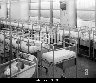 1950S 1960S BABYS IM KRANKENHAUS KINDERGARTEN KRIPPEN Stockfoto