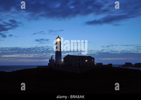 Fair-Isle-Süden-Leuchtturm in der Nacht (der letzte bemannte Leuchtturm in Schottland) Stockfoto