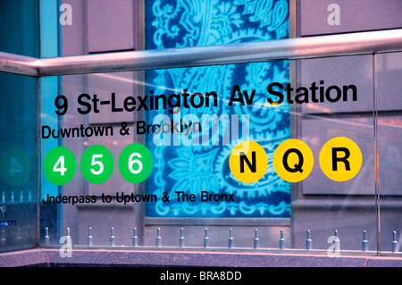 Klaren Acryl-u-Bahnstation unterzeichnen in Midtown Manhattan, New York City, USA Stockfoto