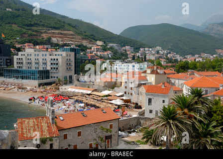 Eine schöne Aussicht von der Zitadelle, auch bekannt als Castel St. Mary, die Verteidigungsanlage, die Altstadt von Budva und zu den... Stockfoto