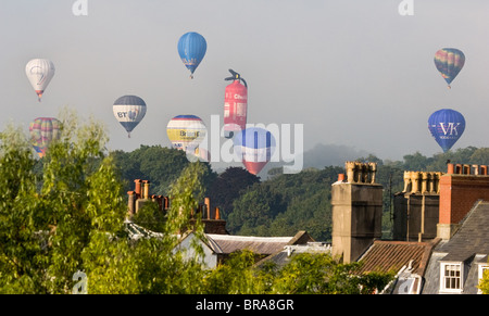 Sammelsurium von Luftballons, die im Morgennebel von der Bristol Balloon Fiesta an Ashton Hof von den Dächern in der Nähe von Clifton gesehen Stockfoto