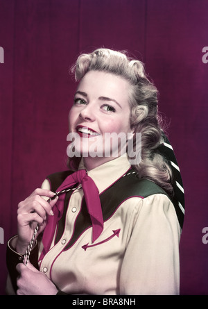 1940S 1950S PORTRAIT LÄCHELNDE FRAU TRAGEN WESTLICHE COWGIRL OUTFIT HALSTUCH HUT Stockfoto